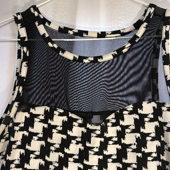 2/$30 Express houndstooth mesh tank size M - Picture 2 of 4